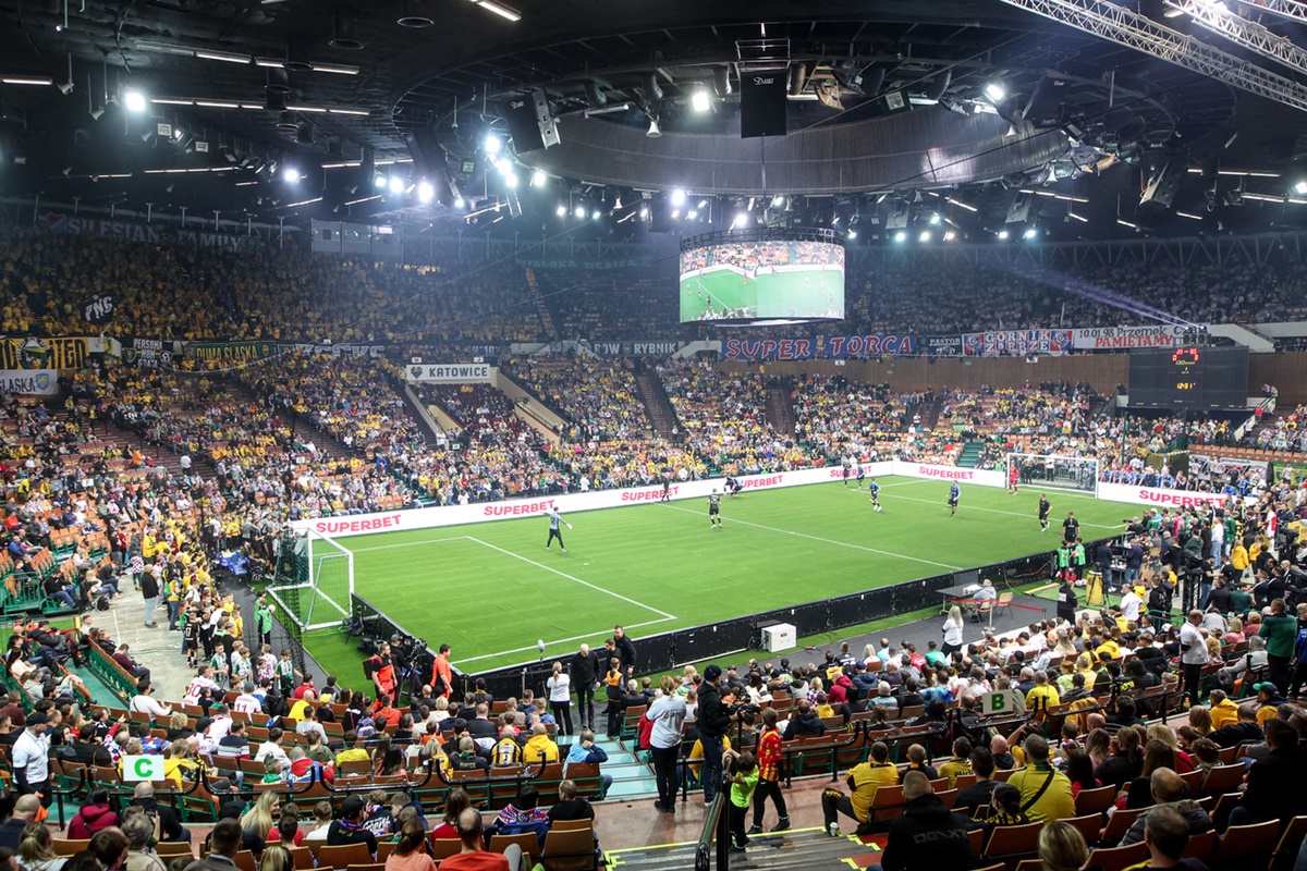Superemocje w Spodku! Piłkarze odgonili zimę, a kibice pokazali siłę dla Aniołów