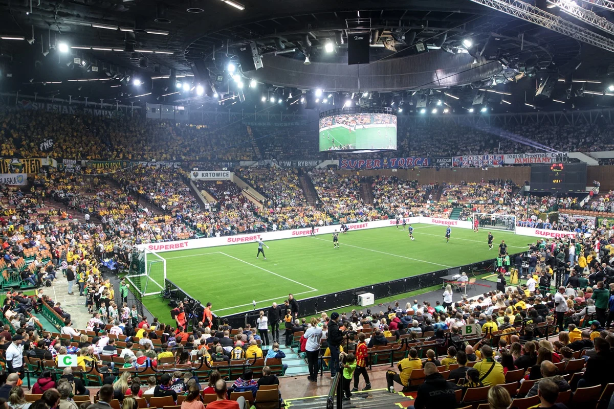 Superemocje w Spodku! Piłkarze odgonili zimę, a kibice pokazali siłę dla Aniołów