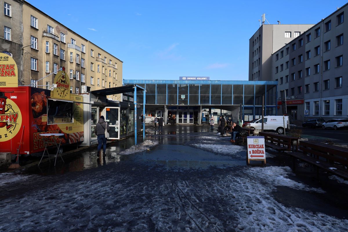 Koniec z czekaniem: miasto proponuje przejęcie dworca i placu od PKP