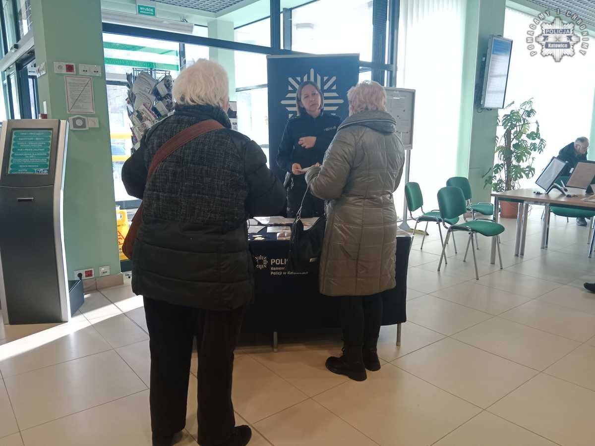Dzień Babci i Dziadka – katowicka policja uczy, jak unikać zagrożeń