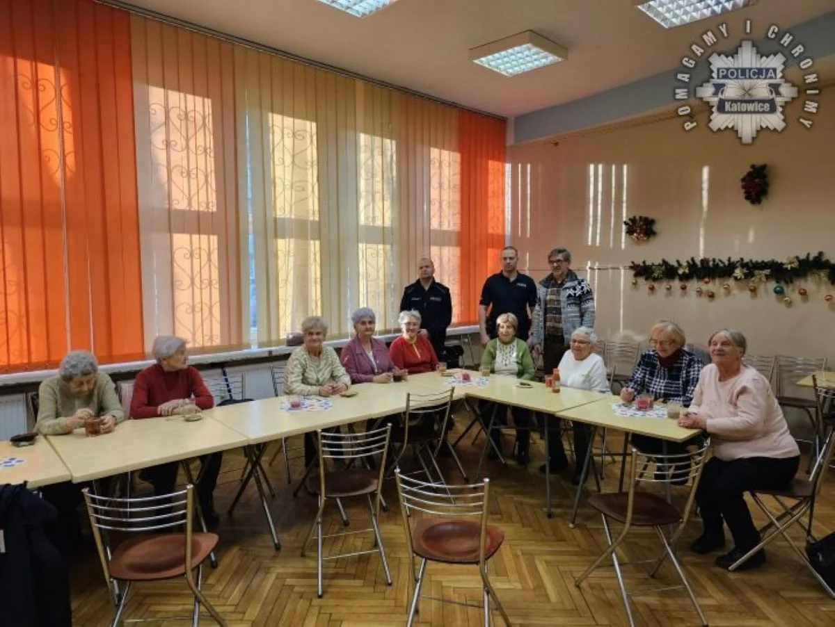 Policjanci z Komisariatu V edukują seniorów z Klubu „Trzynastka”