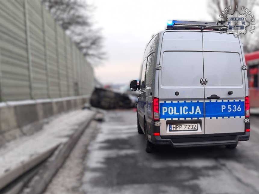 Jak zachować się na miejscu zdarzenia drogowego? Poradnik dla uczestników ruchu drogowego