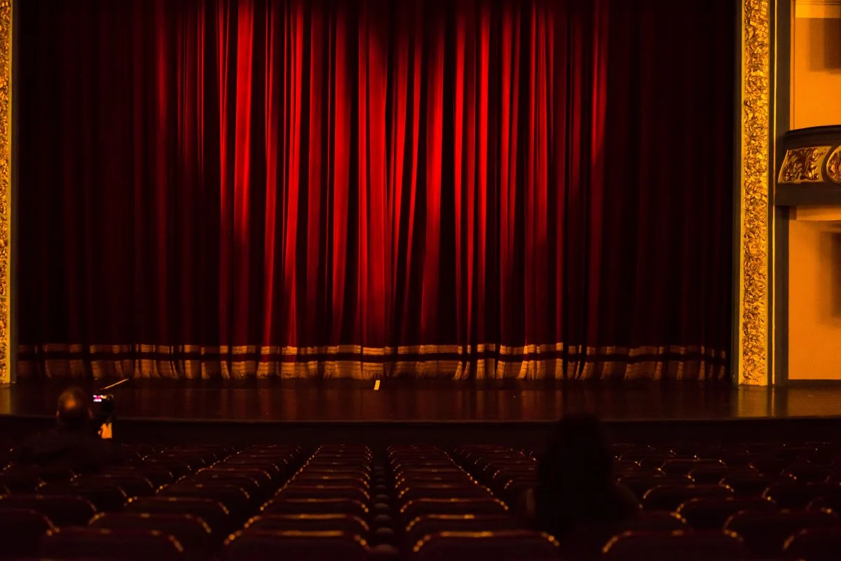 Walentynkowy wieczór z komedią „Sklep z facetami”