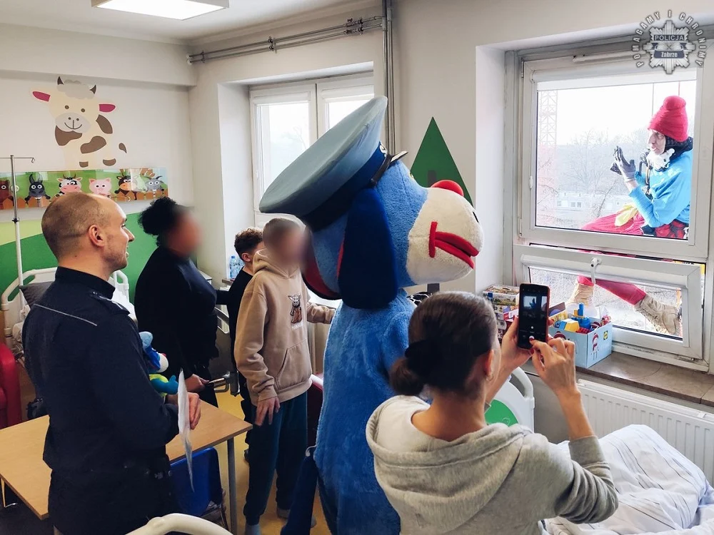 Radość i bezpieczeństwo – niezwykła wizyta policjantów w zabrzańskim szpitalu [FOTO]