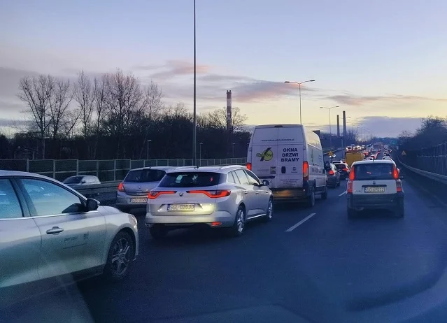 Korek na DTŚ w Zabrzu – samochód uderzył w bariery energochłonne!