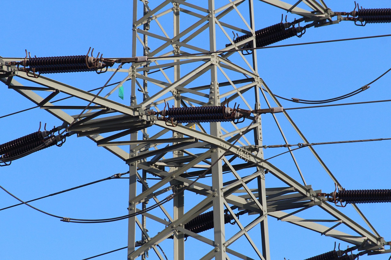 Dramatyczne chwile w Zabrzu. Mężczyzna wspiął się na słup wysokiego napięcia