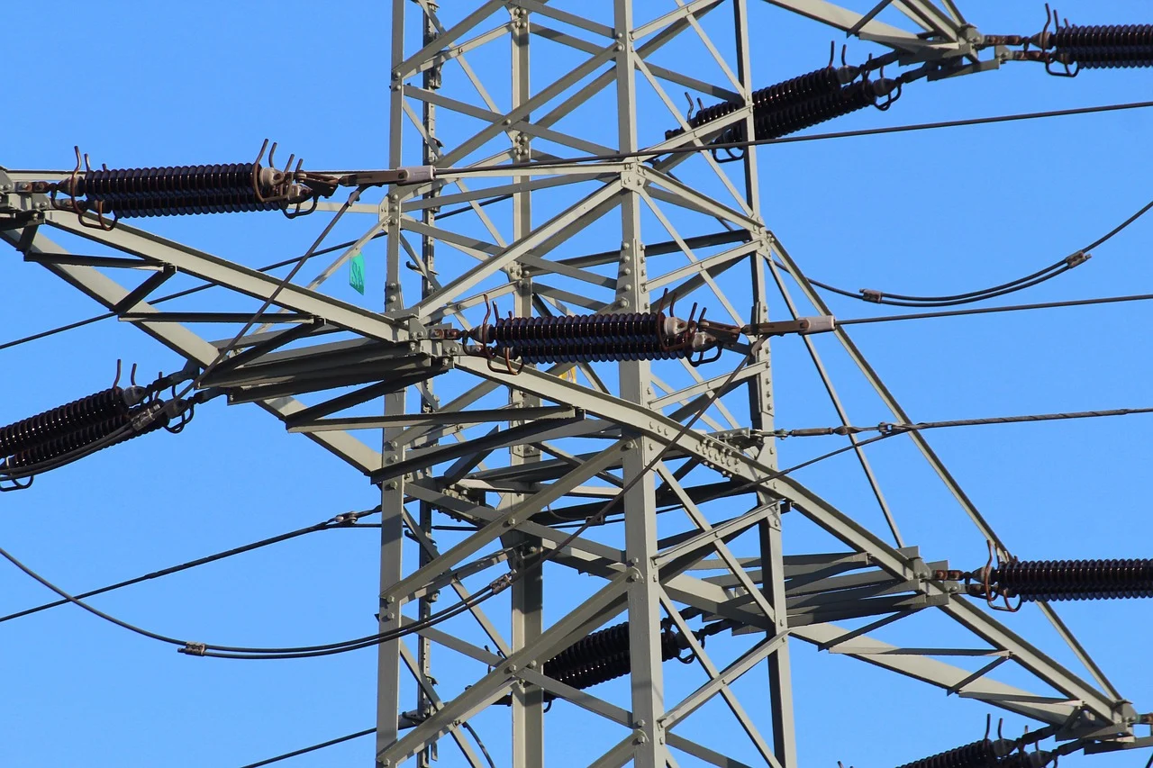 Dramatyczne chwile w Zabrzu. Mężczyzna wspiął się na słup wysokiego napięcia