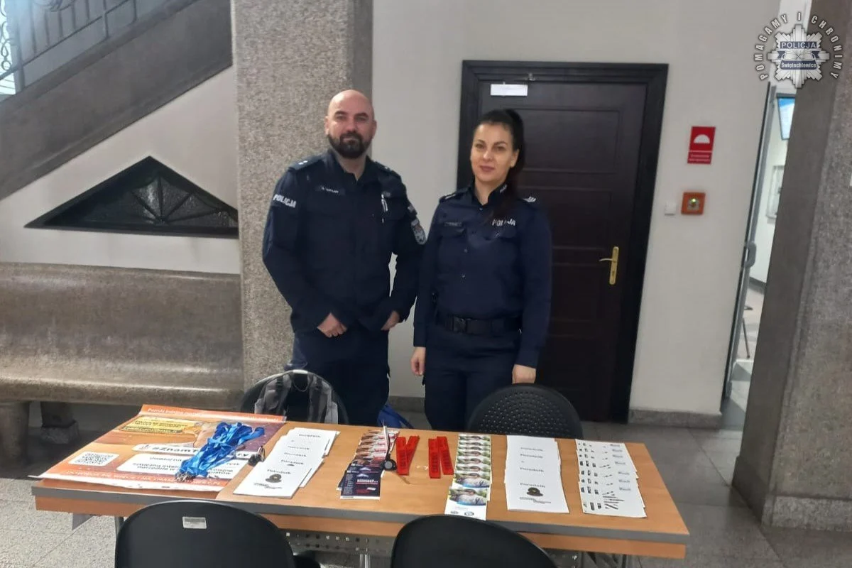 Seniorzy ostrzegani przed oszustami – kampania „A kto tu się podszywa?”