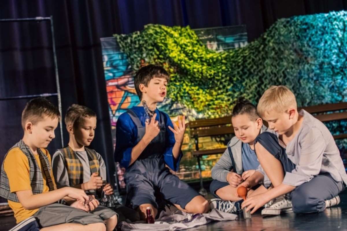 "Klub nigdyNIEdorosłych" – spektakl pełen humoru i dziecięcej wyobraźni