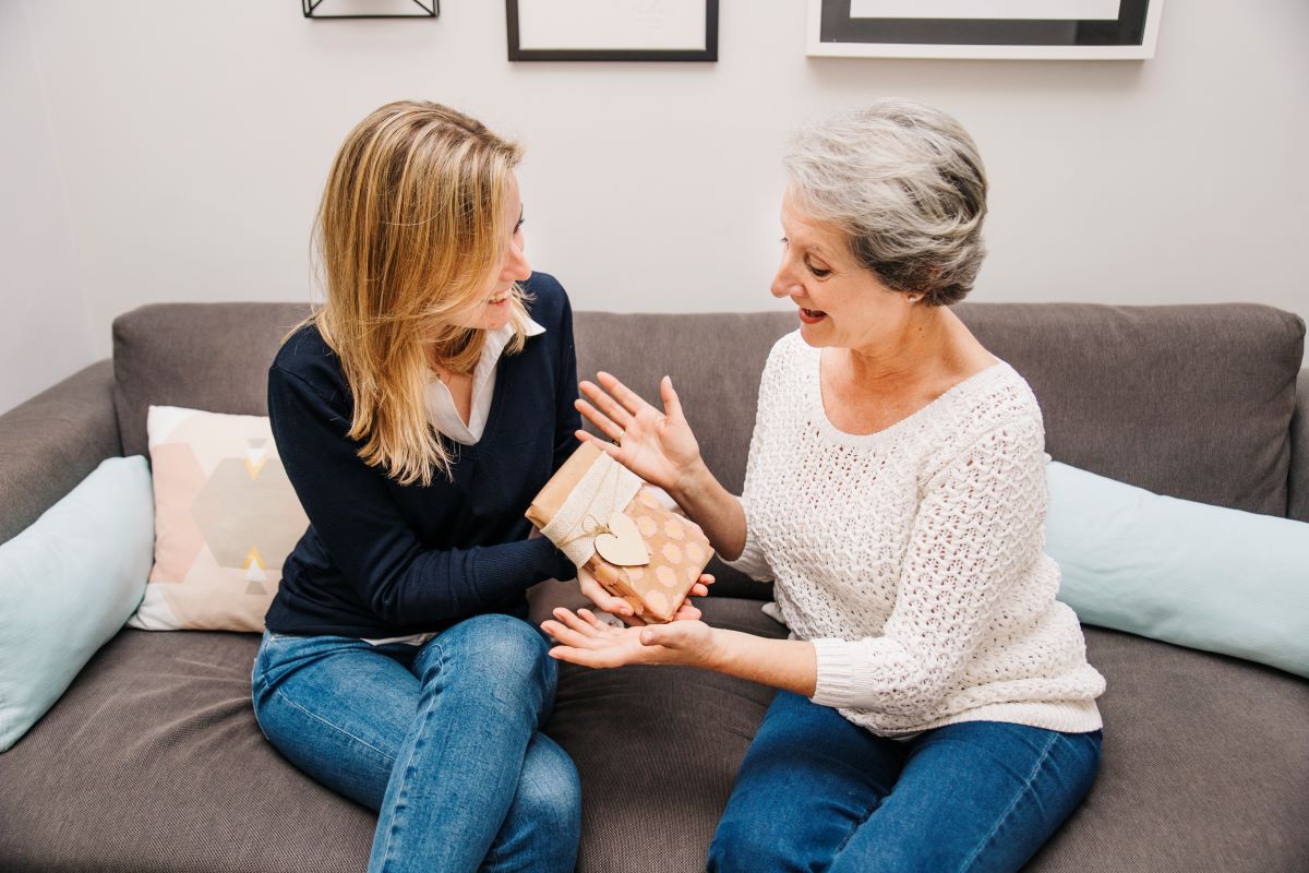 Jak chronić seniorów przed oszustwami? Porady na Dzień Babci i Dziadka