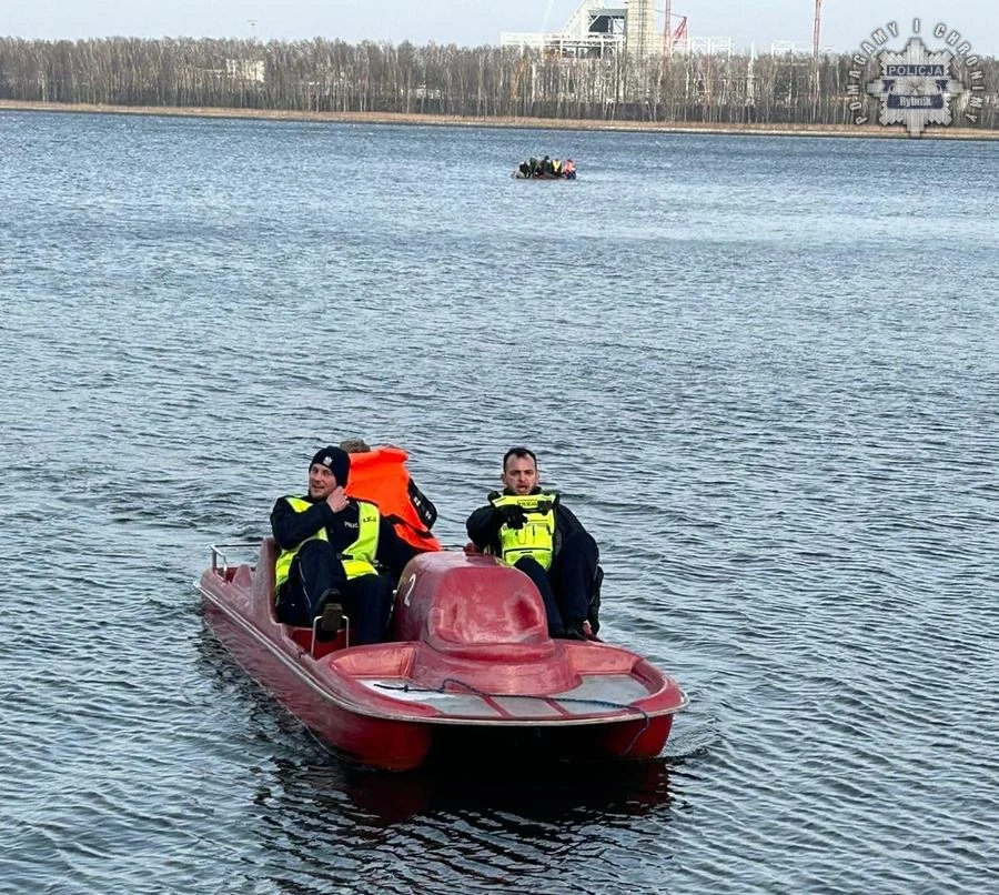 Policjanci z Rybnika uratowali sześciu żeglarzy z Zalewu Rybnickiego