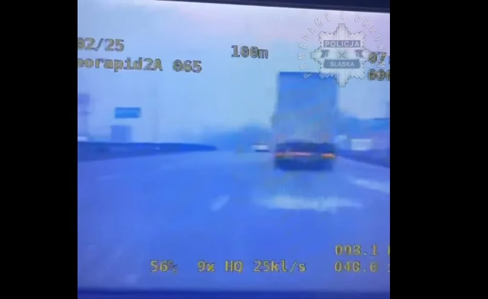 Lód z naczepy mógł doprowadzić do tragedii. Mandat dla kierowcy z Rudy Śląskiej [FILM]