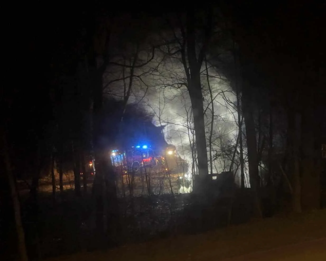 Nocny pożar pustostanu przy ul. Piastowskiej. Jedna osoba trafiła do szpitala [FILM]