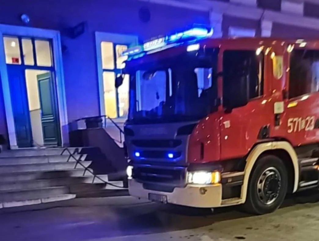 Pożar w piwnicy pod restauracją w Rudzie Śląskiej. Strażacy gasili płonące kontenery