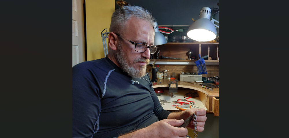 Jakość, nie ilość i masowa produkcja – rozmowa z Arnoldem Jeżyną, twórcą biżuterii