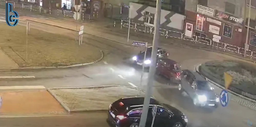 Kolizja na rondzie w Wirku. Konieczna była interwencja służb