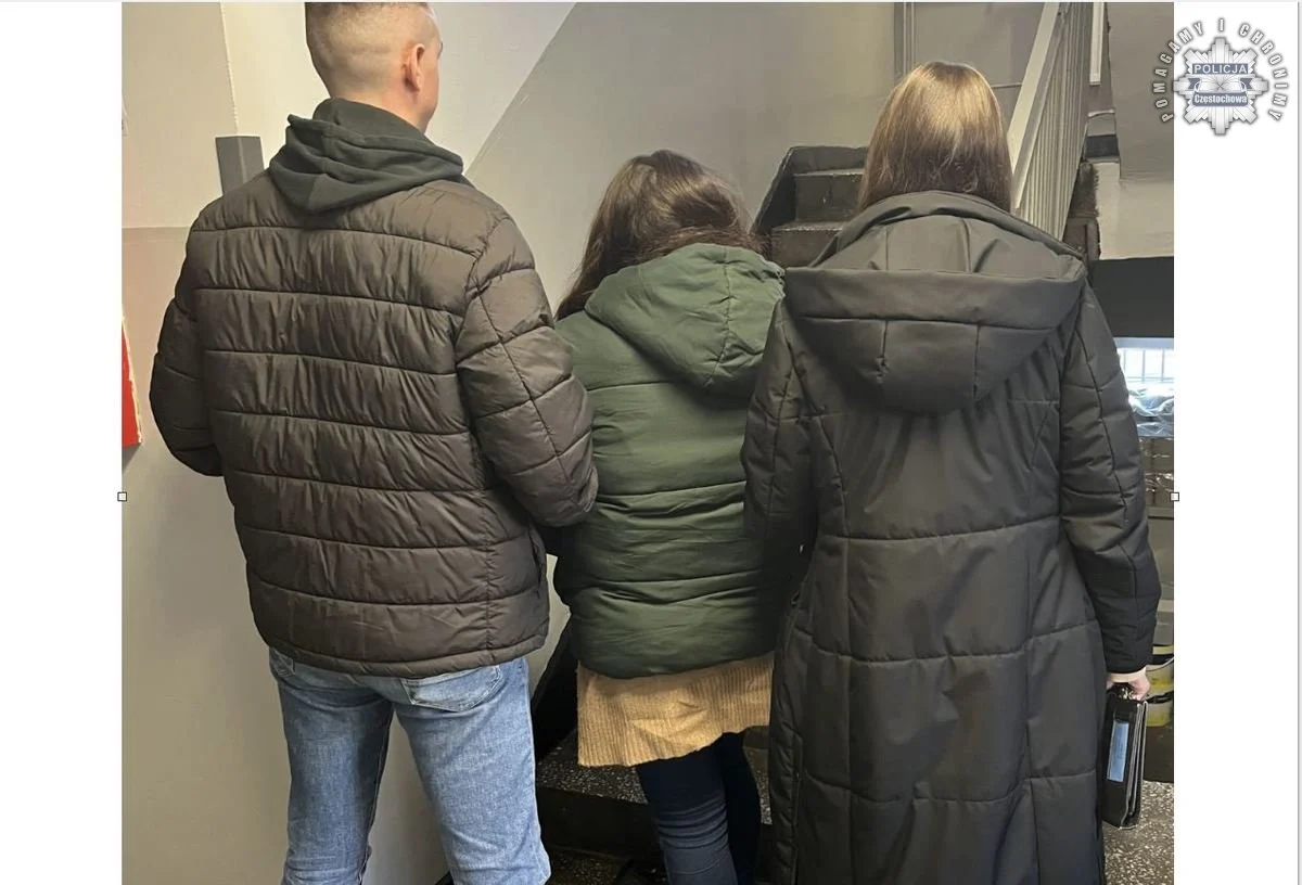 Częstochowa: Dziecko w samej koszulce na mrozie – matka i konkubent pijani w mieszkaniu!