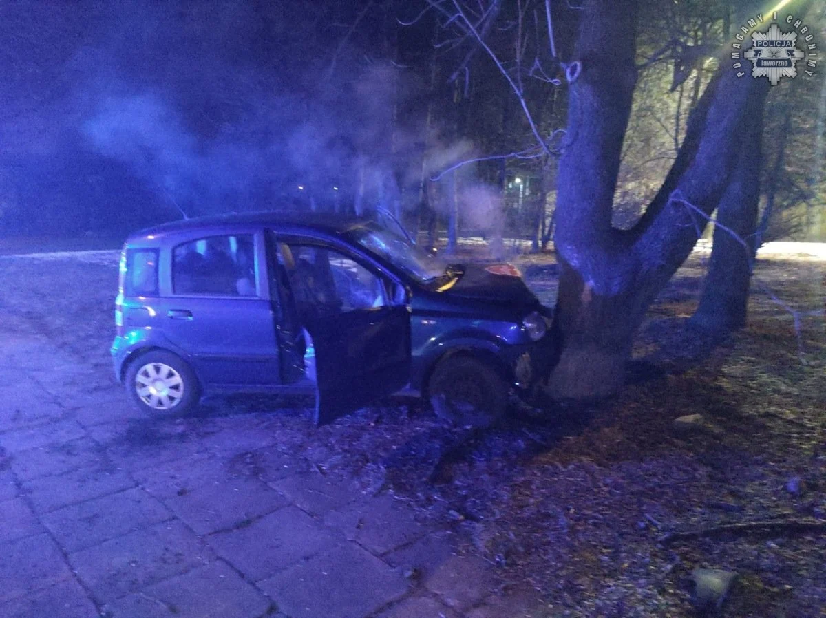 Pościg w Jaworznie: skradziony samochód rozbity na drzewie, kierowca pijany!