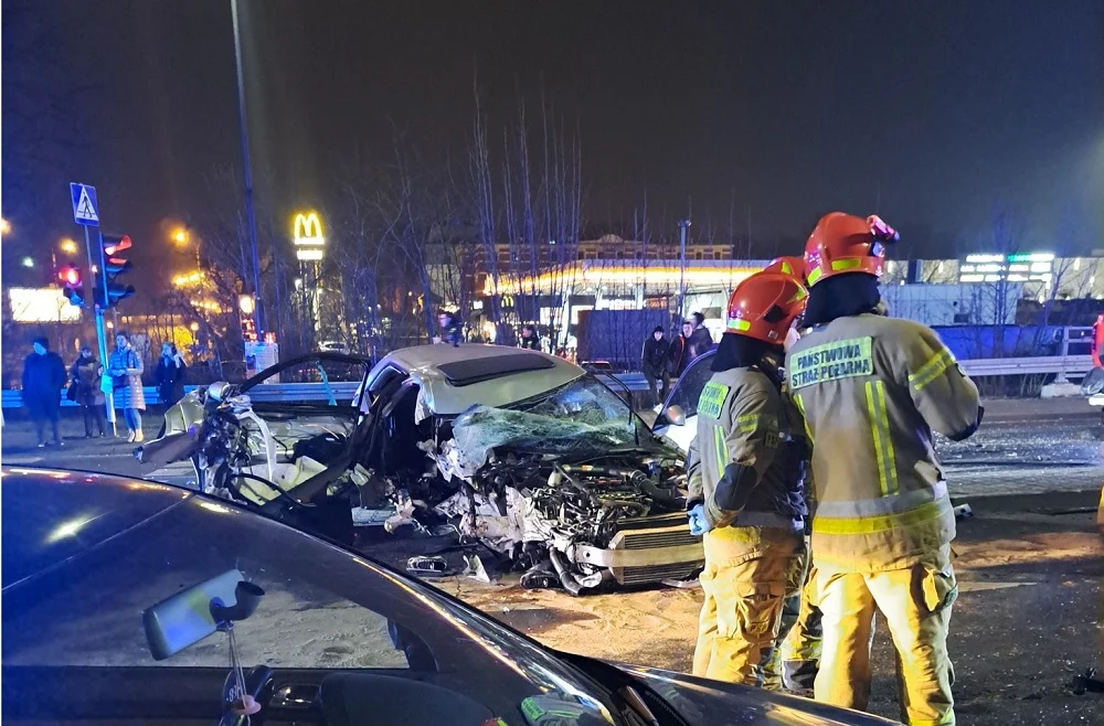 Dramatyczny wypadek w Zabrzu! Audi wbiło się słup - pasażerka trafiła do szpitala