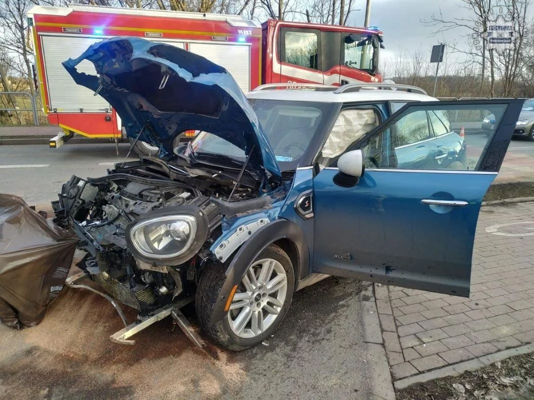 Zasłabnięcie kierowcy przyczyną czołowego zderzenia - trzy osoby w szpitalu