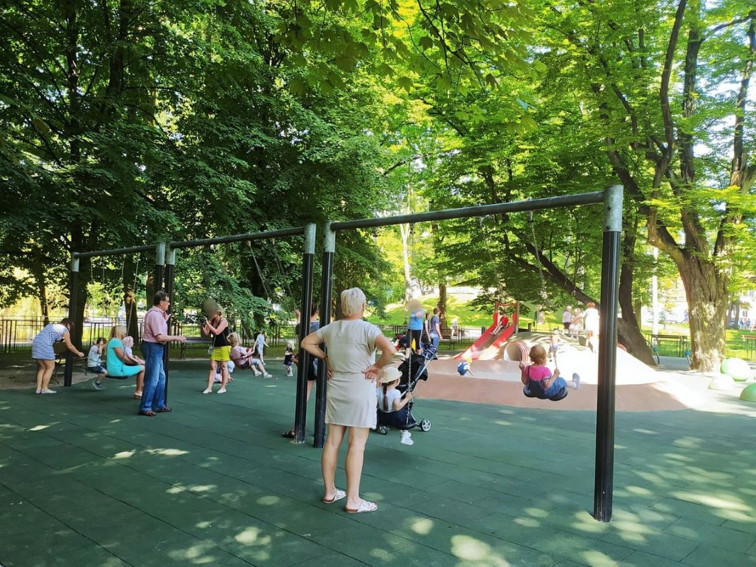 Plac zabaw w Parku Zamkowym zyska nowe urządzenia - inwestycja dla dzieci!