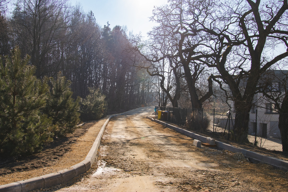 Bezpieczniej i wygodniej na drogach – przebudowa ul. Wiejskiej w toku!