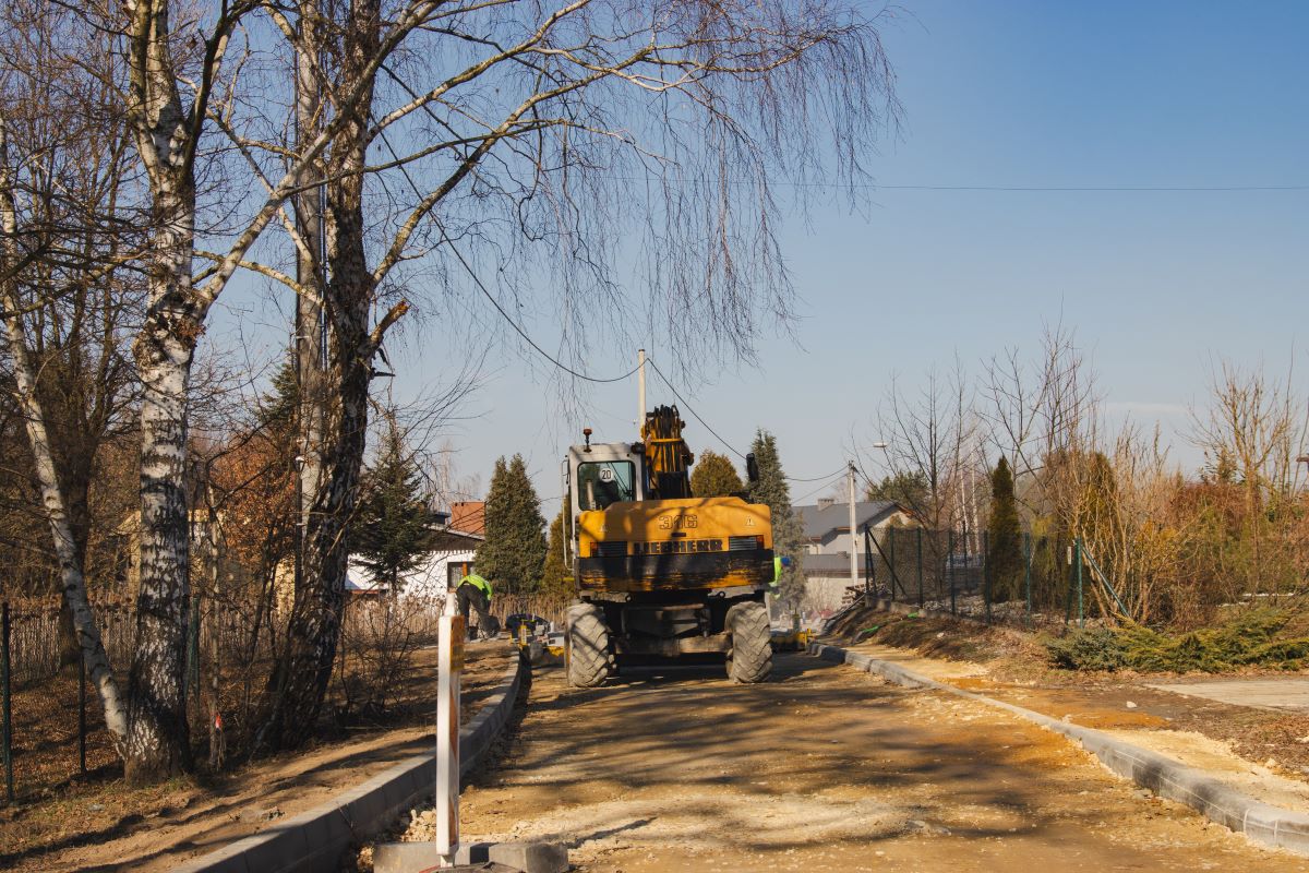 Bezpieczniej i wygodniej na drogach – przebudowa ul. Wiejskiej w toku!