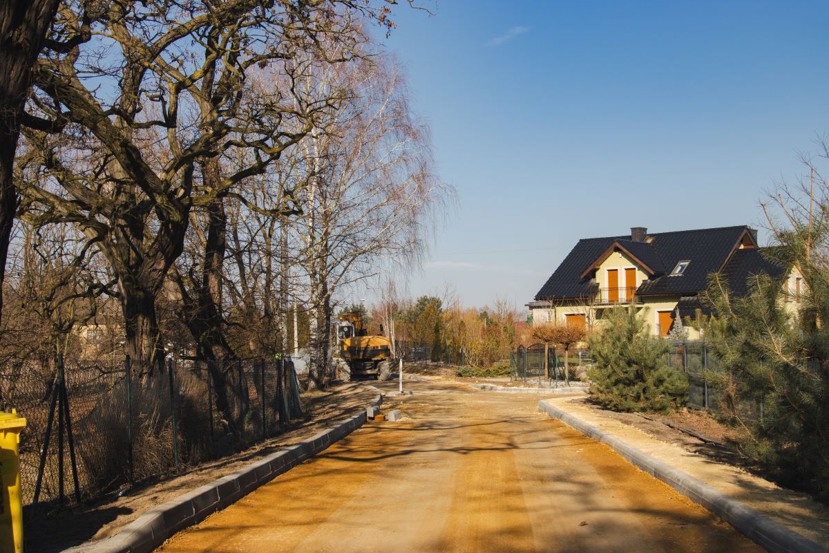 Bezpieczniej i wygodniej na drogach – przebudowa ul. Wiejskiej w toku!
