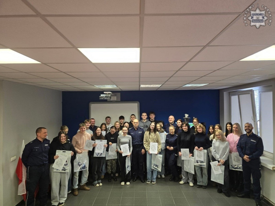 Zawodowy debiut w mundurze – uczniowie na praktykach w Wodzisławskiej komendzie!