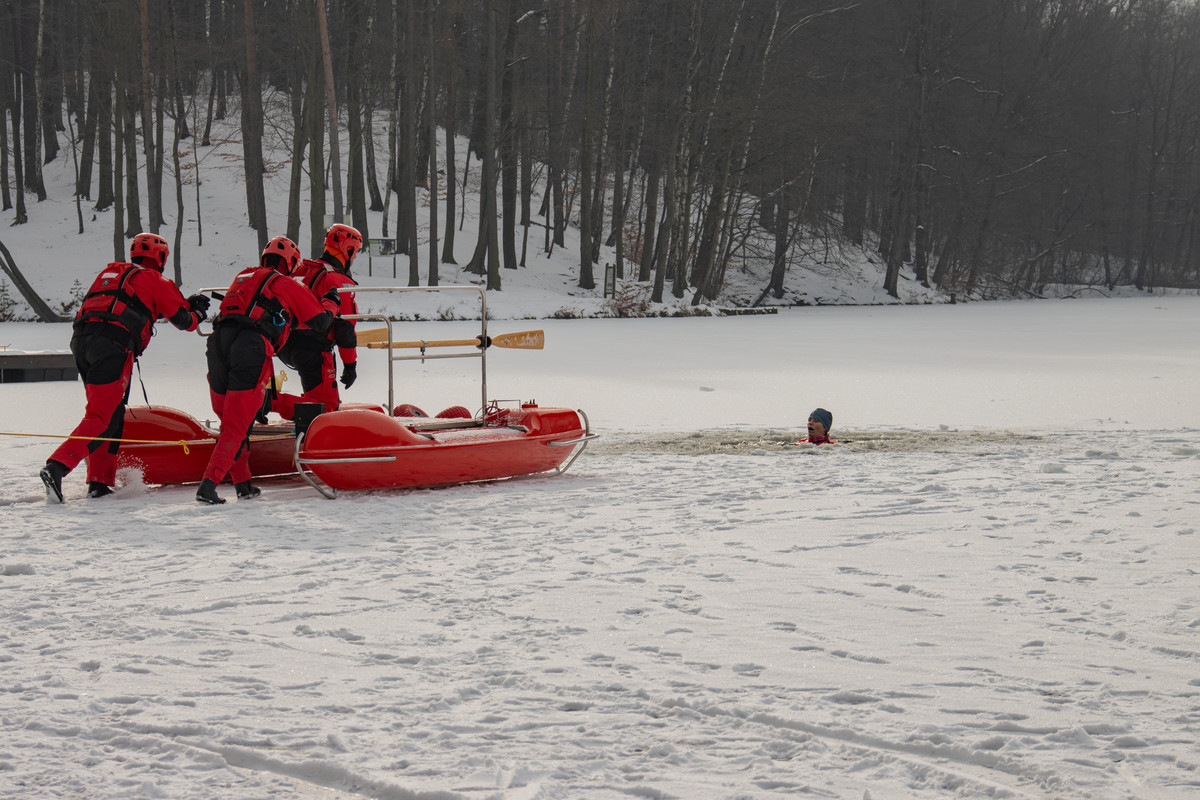 Niepewny lód – ukryte zagrożenie. Nie ryzykuj życia!