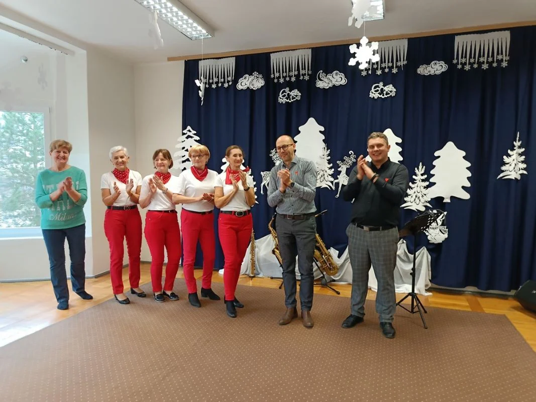 Muzyczne i taneczne spotkanie pokoleń w Publicznym Przedszkolu nr 16