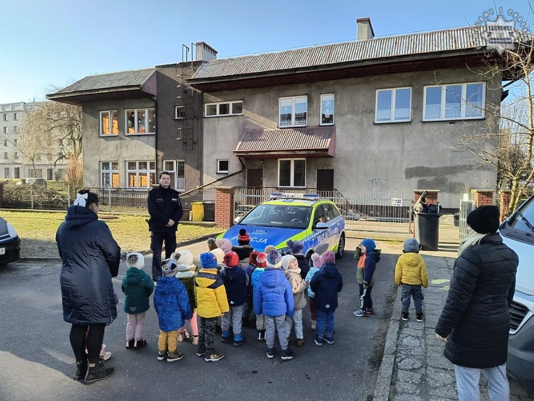Policjanci rozmawiają z najmłodszymi – zima bez obaw!