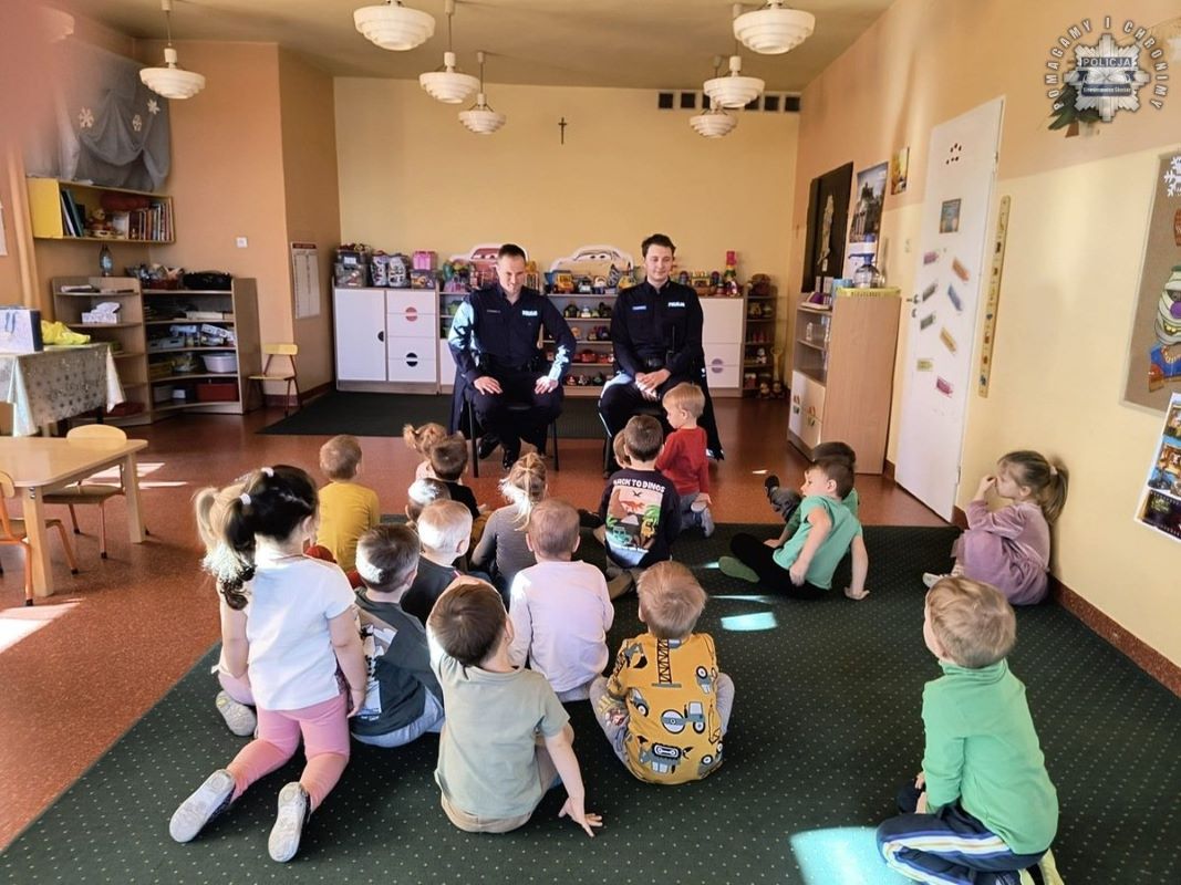 Policjanci rozmawiają z najmłodszymi – zima bez obaw!