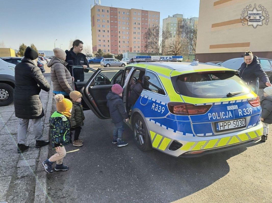 Policjanci rozmawiają z najmłodszymi – zima bez obaw!