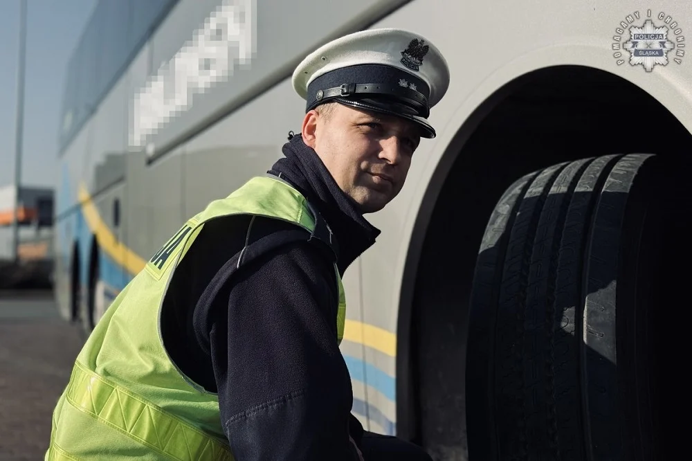 Bezpieczne ferie 2025 – policja kontroluje autokary przewożące dzieci i młodzież