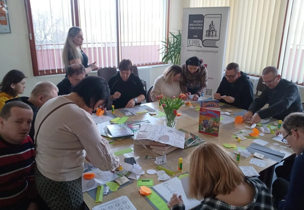 Lapbooki w bibliotece – twórcze warsztaty dla osób z niepełnosprawnościami