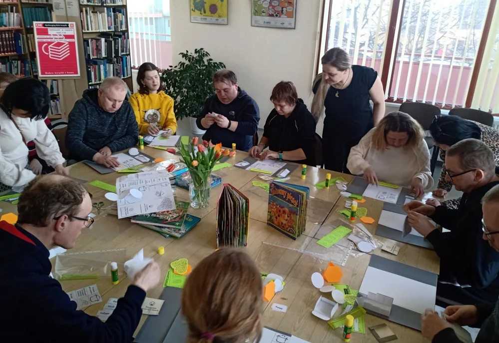 Lapbooki w bibliotece – twórcze warsztaty dla osób z niepełnosprawnościami