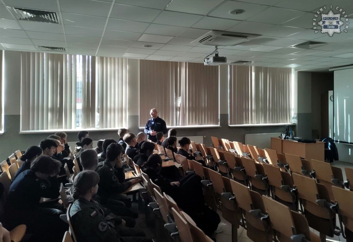 Policja w Tychach wkracza do szkół – młodzież poznaje rekrutację!