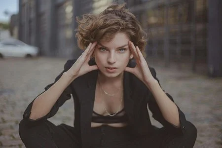 Jak wybrać idealne kolczyki do krótkiej fryzury?