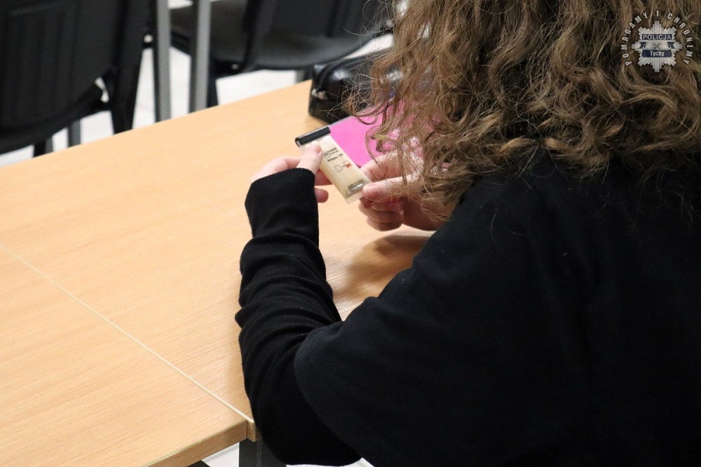 Policyjna prelekcja w Tychach – młodzież spotkała psa do wykrywania narkotyków