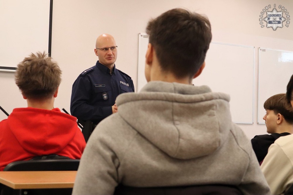Policyjna prelekcja w Tychach – młodzież spotkała psa do wykrywania narkotyków
