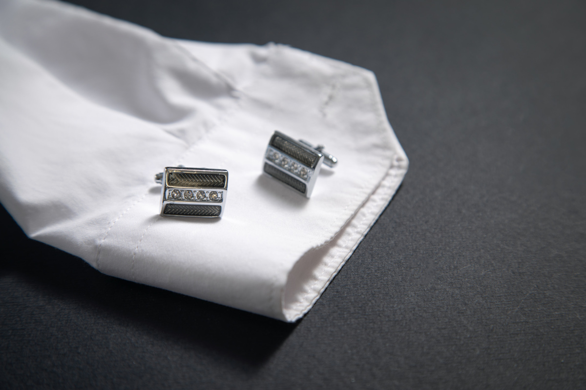 Jak dobrać odpowiednie spinki do koszuli w 2025?