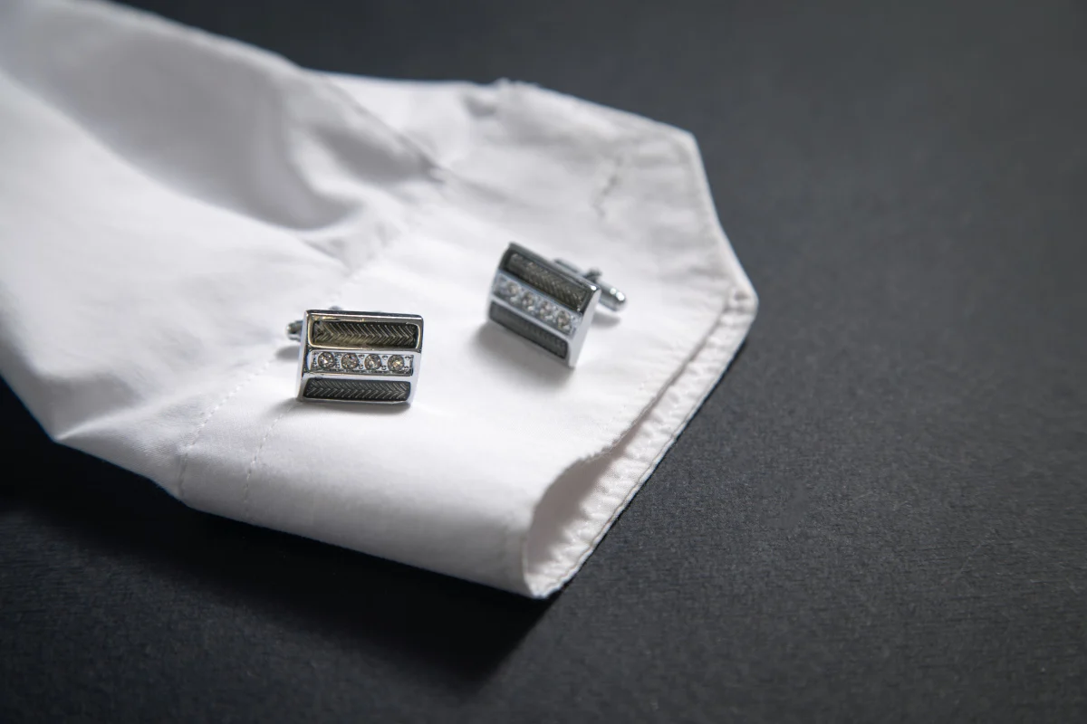 Jak dobrać odpowiednie spinki do koszuli w 2025?