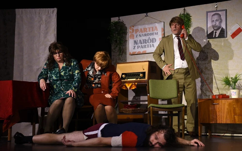 Komedia, która porusza i bawi - spektakl „Pomożecie? Pomożemy!”