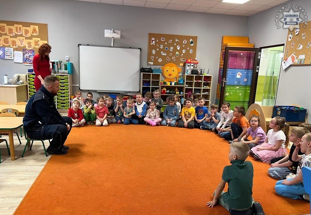 Mikołowski profilaktyk edukuje przedszkolaków i dzieci z Woszczyc w kwestii bezpieczeństwa