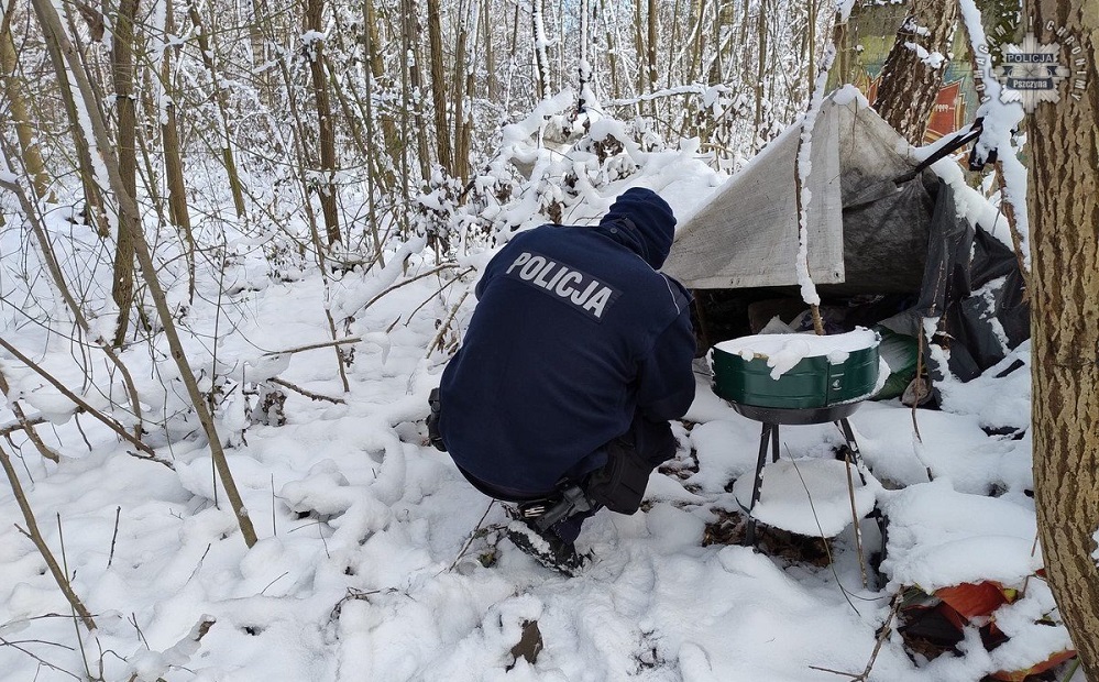 Policja apeluje o pomoc dla bezdomnych i osób starszych w czasie zimowych mrozów