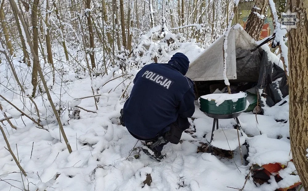 Policja apeluje o pomoc dla bezdomnych i osób starszych w czasie zimowych mrozów