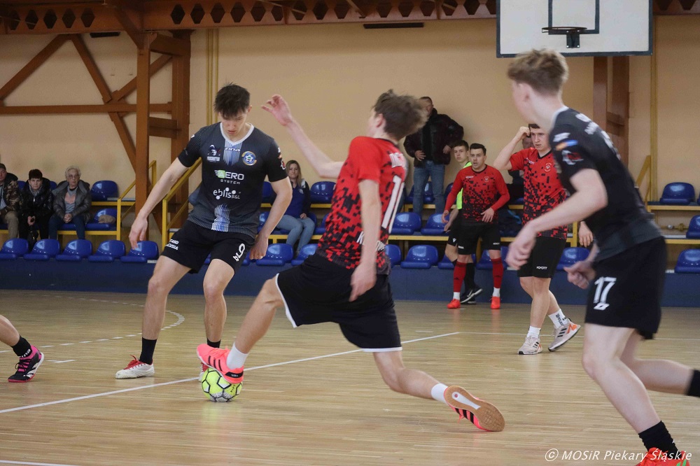 KS Orzeł Biały Brzeziny Śląskie wygrywa Halowe Mistrzostwa Piekar Śląskich