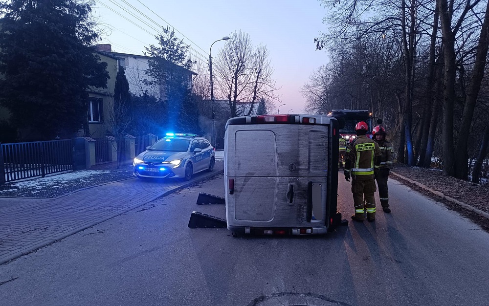 Kolizja na ul. Kasztanowej – dostawczy opel przewrócił się na bok