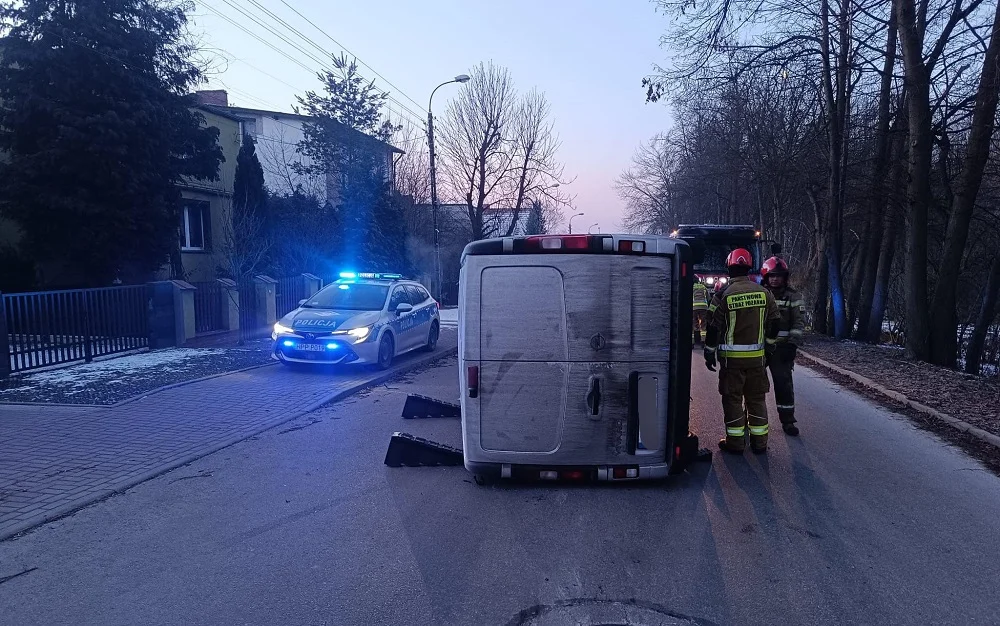 Kolizja na ul. Kasztanowej – dostawczy opel przewrócił się na bok